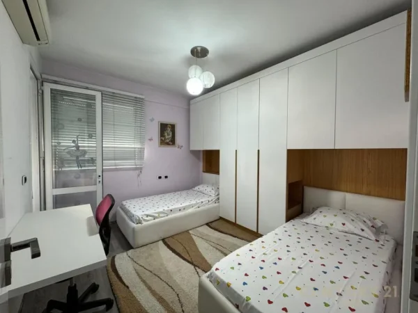 Tirane, jepet me qera apartament 2+1+Aneks+Ballkon Kati 5, 120 m² 1.000 € 