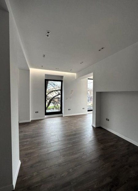 Tirane, jepet me qera zyre Kati 2, 76 m² 1.500 € (TAIWANI)
