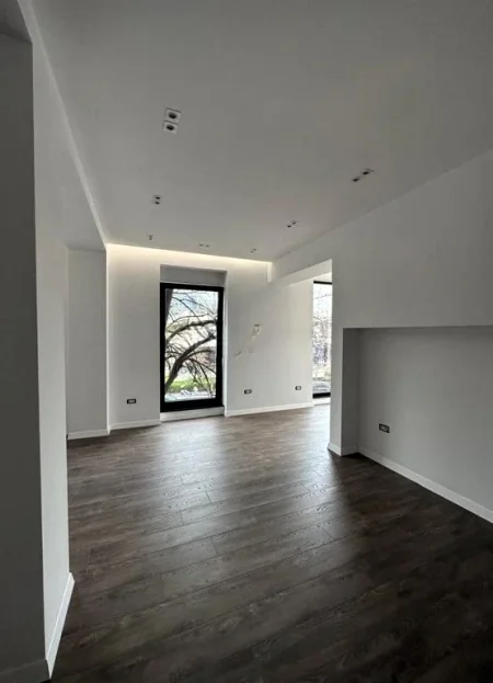 Tirane, jepet me qera zyre Kati 2, 76 m² 1.500 € (TAIWANI)