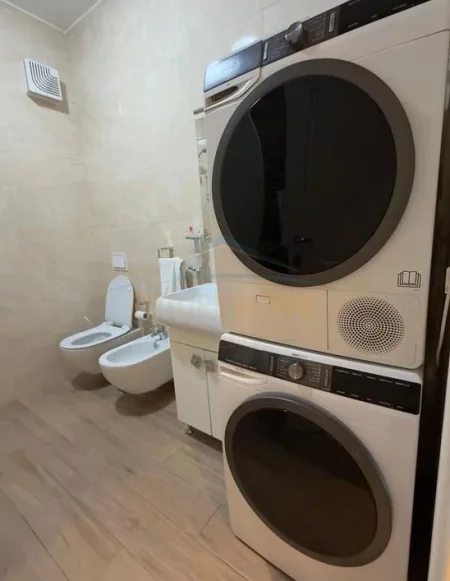 Tirane, jepet me qera apartament 2+1 Kati 4, 110 m² 1.200 € (qendera)