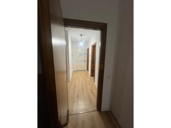 Tirane, jepet me qera apartament 2+1 Kati 4, 98 m² 570 € (Unaza e Re prane "Santana Bar")