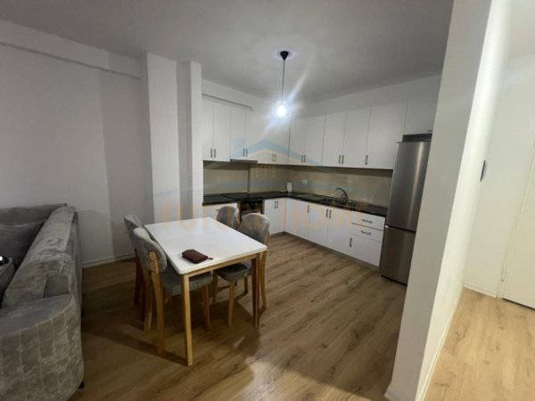 Tirane, jepet me qera apartament 2+1 Kati 4, 98 m² 570 € (Unaza e Re prane "Santana Bar")
