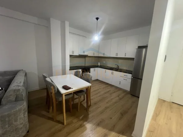 Tirane, jepet me qera apartament 2+1 Kati 4, 98 m² 570 € (Unaza e Re prane "Santana Bar")