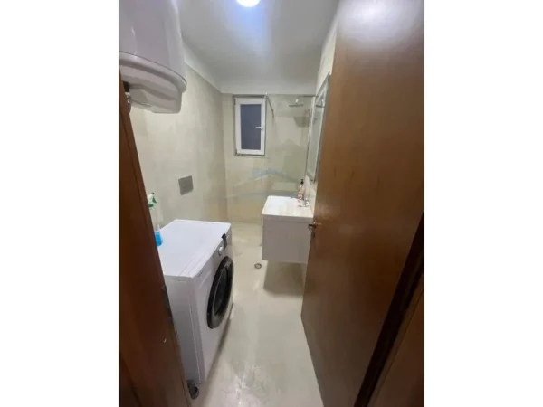 Tirane, jepet me qera apartament 2+1 Kati 4, 98 m² 570 € (Unaza e Re prane "Santana Bar")