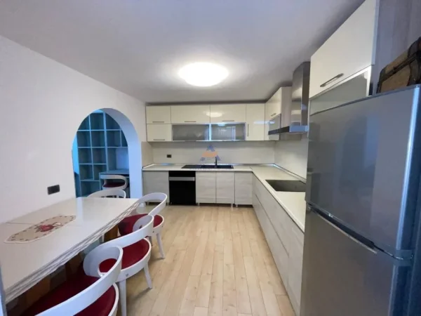 Tirane, shitet apartament 2+1+Ballkon Kati 4, 100 m² 198.000 € 