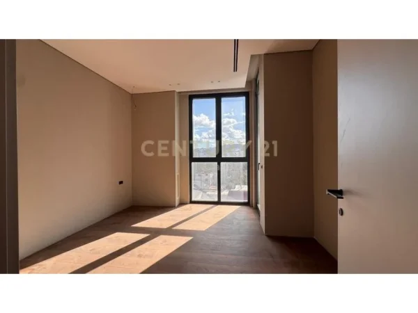 Tirane, jepet me qera ambjent biznesi Kati 5, 156 m² 1.500 € 