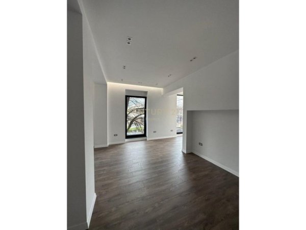 Tirane, jepet me qera ambjent biznesi Kati 1, 76 m² 1.500 € 