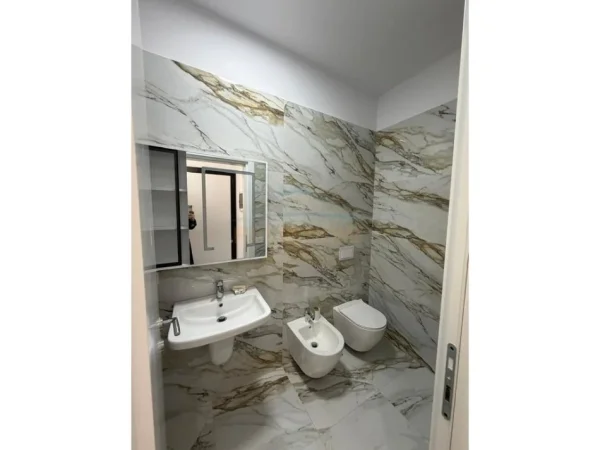 Tirane, jepet me qera apartament 2+1+Ballkon Kati 9, 104 m² 1.000 € (Rezidenca Golden Tower)