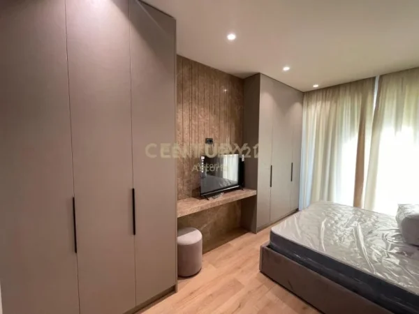 Tirane, jepet me qera apartament 2+1+Aneks+Ballkon Kati 10, 110 m² 800 € (Grand Gallery)