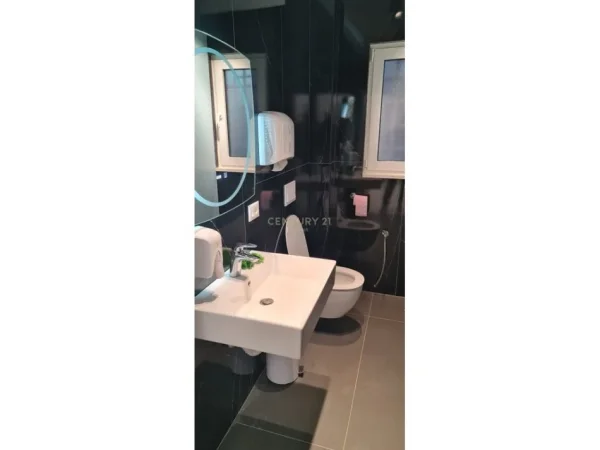 Shqiperi, jepet me qera ambjent biznesi Kati 0, 70 m² 2.500 € 