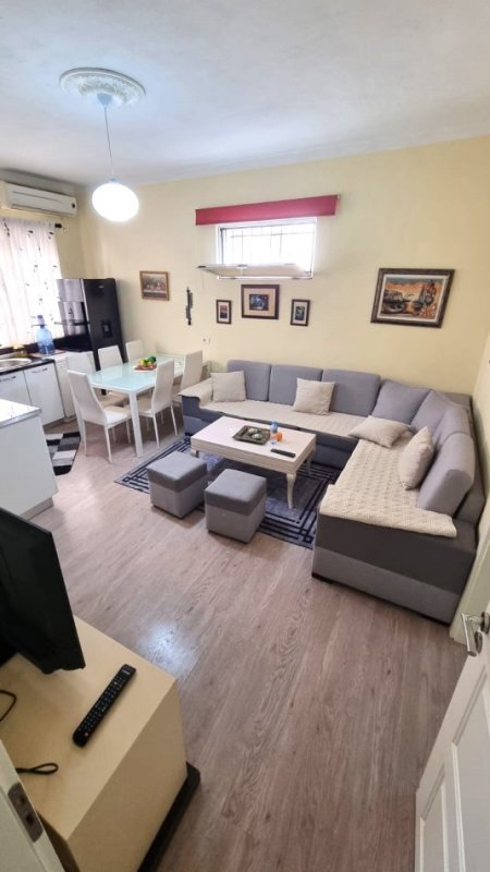 Jepet me Qira Apartament 2+1 tek Rruga e Kavajës, Perballe Square 21 dhe Deliorgji , 600 €URO