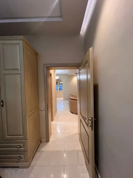 Tirane, jepet me qera apartament 1+1+Ballkon Kati 5, 70 m² 800 € (Pallatet agimi)