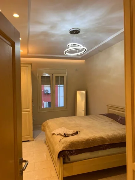 Tirane, jepet me qera apartament 1+1+Ballkon Kati 5, 70 m² 800 € (Pallatet agimi)