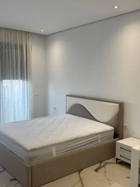 Tirane, jepet me qera apartament 1+1 Kati 2, 82 m² 1.000 € (Liqeni i Thate.)