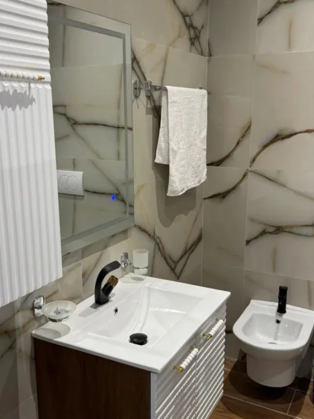 Tirane, jepet me qera apartament 1+1 Kati 2, 82 m² 1.000 € (Liqeni i Thate.)