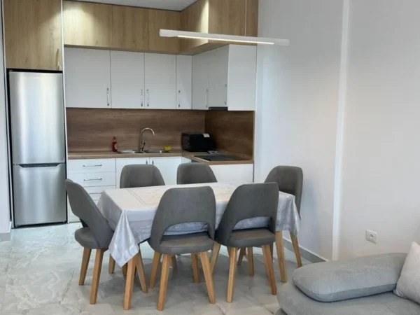 Tirane, jepet me qera apartament 1+1 Kati 2, 82 m² 1.000 € (Liqeni i Thate.)