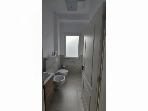 Tirane, jepet me qera Vile 4+1+Ballkon Kati 1, 320 m² 2.500 € (TEG)