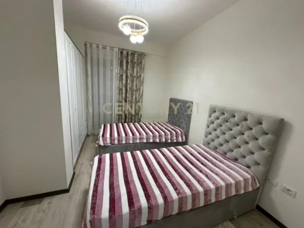 Tirane, jepet me qera apartament 2+1+Aneks+Ballkon Kati 2, 110 m² 850 € 