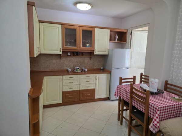 Tirane, jepet me qera apartament 2+1 Kati 4, 75 m² 500 € (Rruga Siri Kodra)