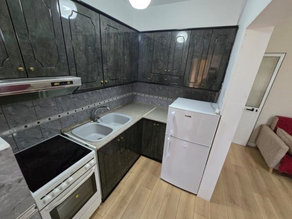 Tirane, jepet me qera apartament 1+1 Kati 3, 65 m² 430 € (Ne Porcelan, Tirane.)