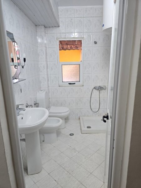 Tirane, jepet me qera apartament 1+1 Kati 3, 65 m² 430 € (Ne Porcelan, Tirane.)