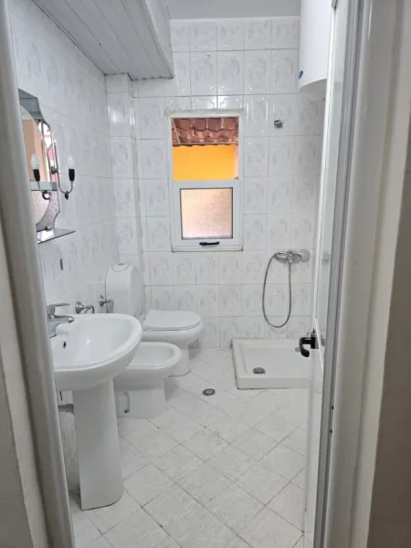 Tirane, jepet me qera apartament 1+1 Kati 3, 65 m² 430 € (Ne Porcelan, Tirane.)