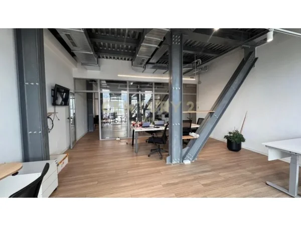 Tirane, jepet me qera ambjent biznesi Kati 6, 180 m² 3.000 € 