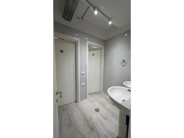 Tirane, jepet me qera ambjent biznesi Kati 6, 180 m² 3.000 € 