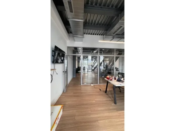 Tirane, jepet me qera ambjent biznesi Kati 6, 180 m² 3.000 € 