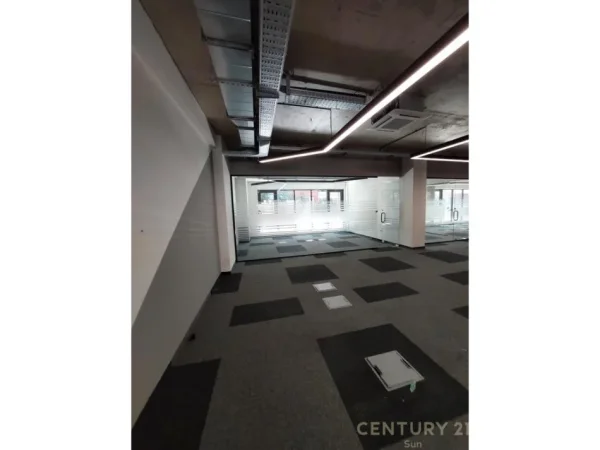 Tirane, jepet me qera ambjent biznesi , 363 m² 6.600 € 