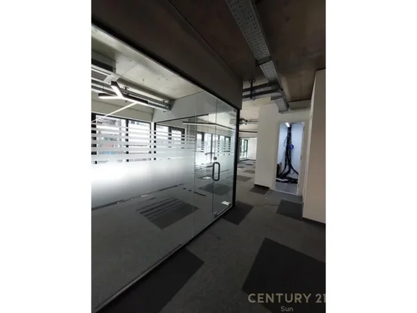 Tirane, jepet me qera ambjent biznesi , 363 m² 6.600 € 