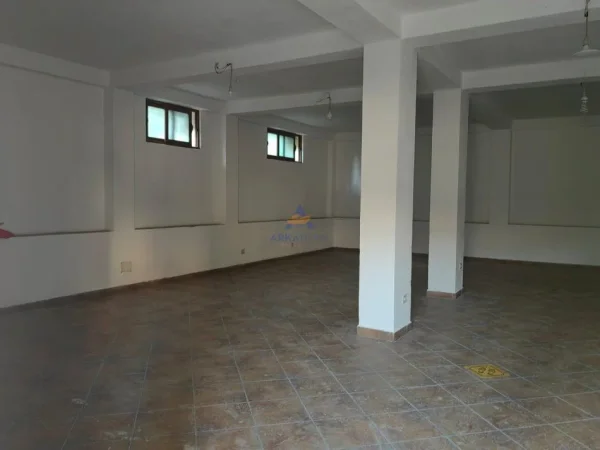 Tirane, jepet me qera magazine Kati 1, 100 m² 519 € 
