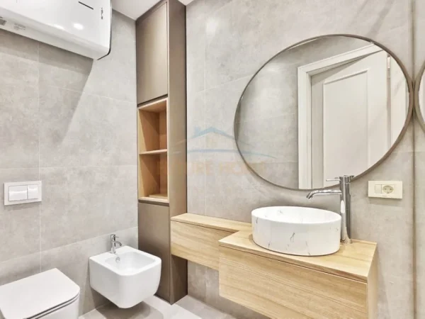 Tirane, jepet me qera apartament 3+1+Ballkon Kati 9, 152 m² 2.200 € (Rezidenca Golden Tower, Mine Peza)