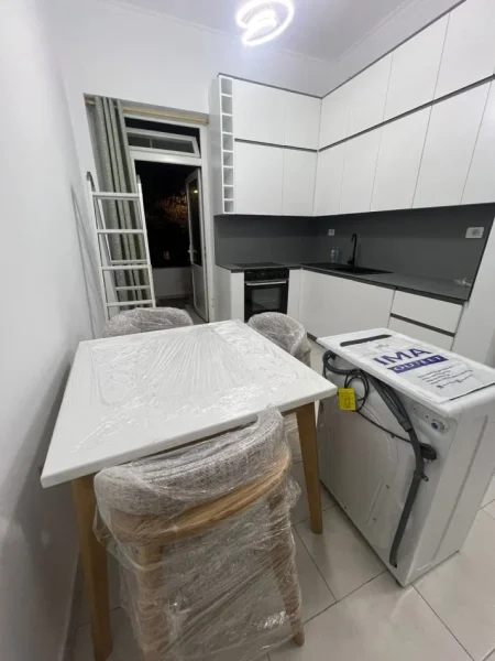 Tirane, jepet me qera apartament 1+1+Aneks+Ballkon Kati 2, 600 € (vasil shanto)