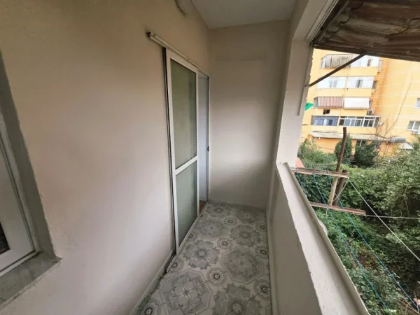 Tirane, jepet me qera apartament 1+1+Ballkon Kati 3, 58 m² 450 € (Afër UET)