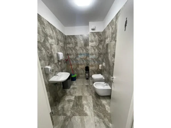 Tirane, jepet me qera ambjent biznesi Kati 2, 214 m² 3.000 € (Rruga Jordan Misja , Quartum Residence)