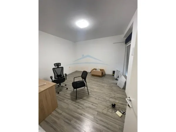 Tirane, jepet me qera ambjent biznesi Kati 2, 214 m² 3.000 € (Rruga Jordan Misja , Quartum Residence)