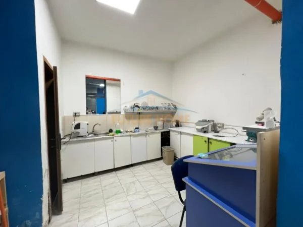 Tirane, shitet ambjent biznesi Kati 0, 61 m² 170.000 € (RRUGA DRITAN HOXHA)