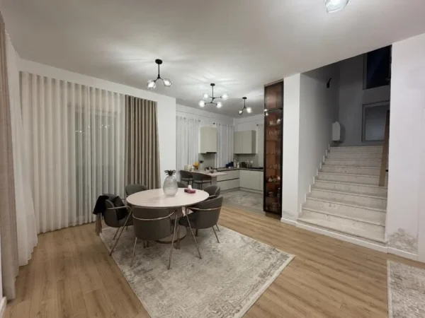 Tirane, jepet me qera Vile 3+1+Aneks+Ballkon Kati 2, 240 m² 2.500 € (VILA LULE)