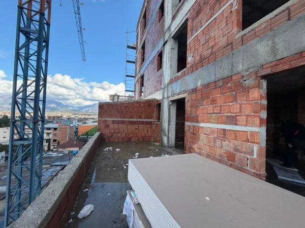 Tirane, shitet apartament 3+1+Ballkon Kati 5, 107 m² 99.400 € (Rrethi i ullirit, Kamez)