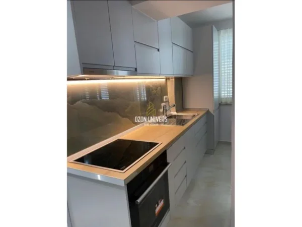 Tirane, jepet me qera apartament 1+1+Ballkon Kati 3, 70 m² 600 € (Garda e Republikës!)