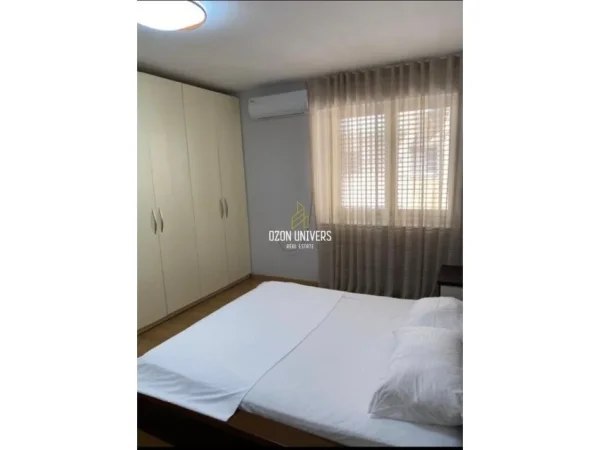 Tirane, jepet me qera apartament 1+1+Ballkon Kati 3, 70 m² 600 € (Garda e Republikës!)