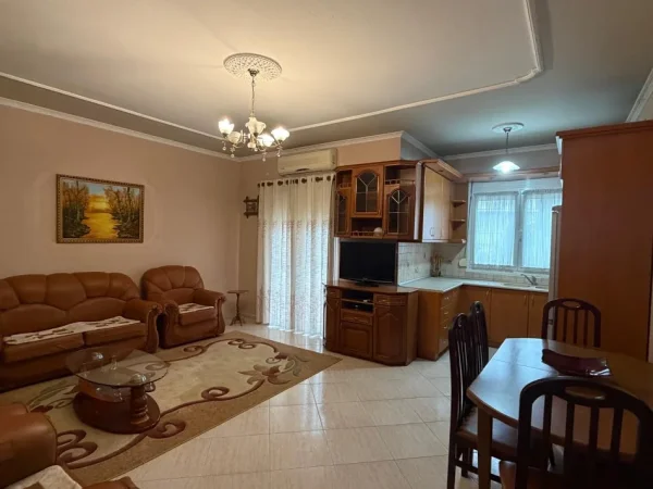 Tirane, jepet me qera apartament 1+1+Ballkon Kati 2, 500 € (Pas Godinave te Inxhinierise se Ndertimit)