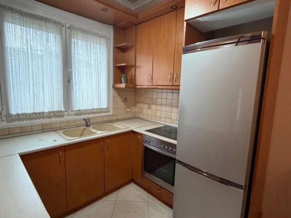 Tirane, jepet me qera apartament 1+1+Ballkon Kati 2, 500 € (Pas Godinave te Inxhinierise se Ndertimit)