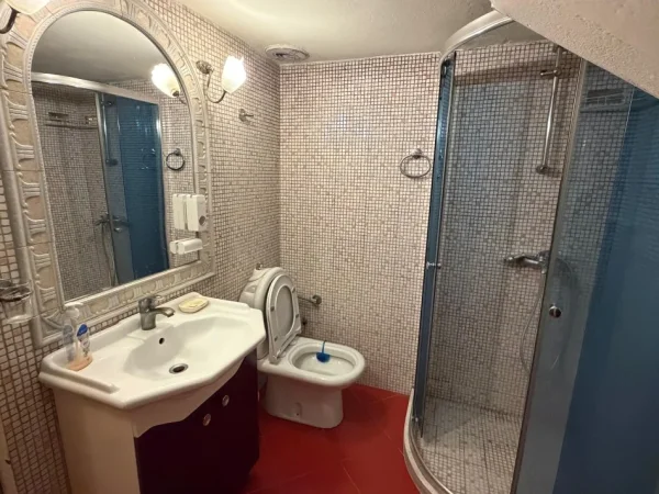 Tirane, jepet me qera apartament 1+1+Ballkon Kati 2, 500 € (Pas Godinave te Inxhinierise se Ndertimit)