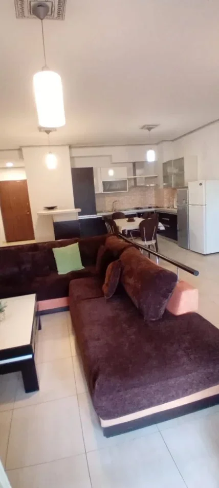 Tirane, jap me qera apartament 2+1 Kati 5, 110 m² 700 € (Zogu I Zi. Afer RING CENTER)