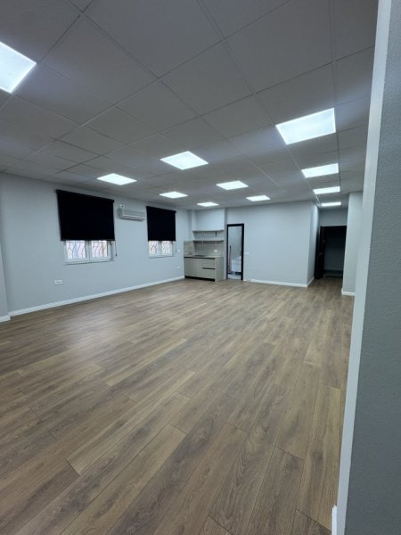 Tirane, jepet me qera zyre Kati 1, 1.100 €