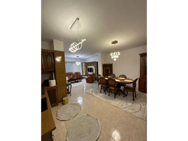 Tirane, jepet me qera 2+1+Ballkon , 105 m² 600 € (Laprake)