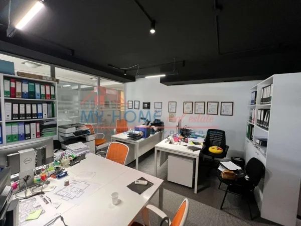 Tirane, jepet me qera zyre Kati 2, 72 m² 1.000 € (Pazari i Ri)