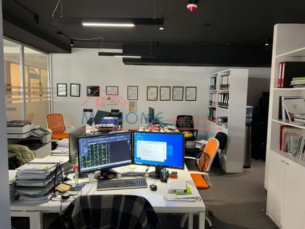 Tirane, jepet me qera zyre Kati 2, 72 m² 1.000 € (Pazari i Ri)